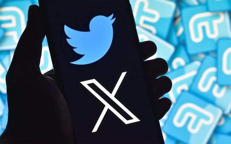 Smartphone con logo di twitter e logo di X